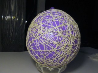 Поделка из шарика и ниток