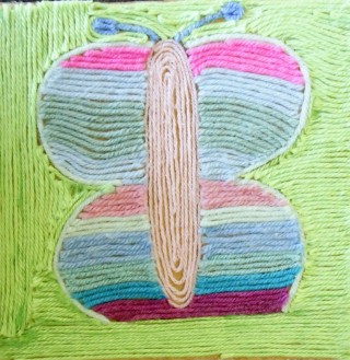 Поделка из ниток на картоне