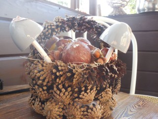 Корзинка из шишек поделка