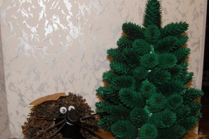 Елочка из шишек поделка