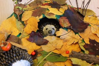 Осенняя поделка ежик из природного материала