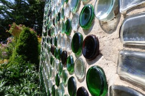 Поделки из стеклянных бутылок для сада