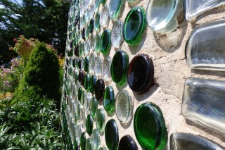 Поделки из стеклянных бутылок для сада