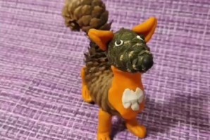Поделка из пластилина и шишки заяц