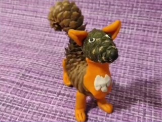 Поделка из пластилина и шишки заяц