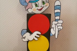 Детская поделка светофор