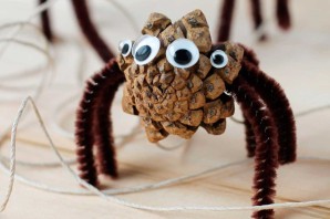 Мышка из шишки поделка