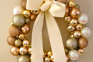 Из новогодних шаров своими руками поделки