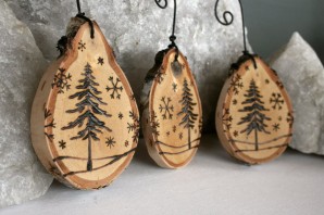 Новогодние поделки из спилов дерева