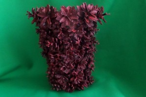 Ваза из шишек поделка