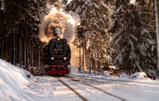 Поезд в горах зимой