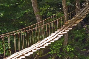 Подвесной деревянный мост