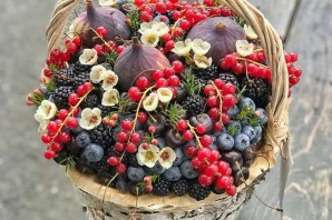 Корзинка с цветами и ягодами