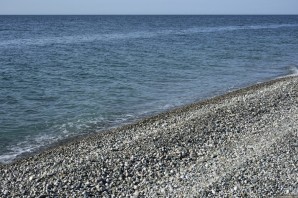 Галечный пляж абхазия