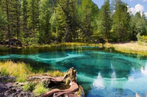 Голубое гейзеровое озеро горный алтай