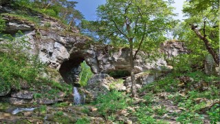 Водопад куперля и карстовый мост