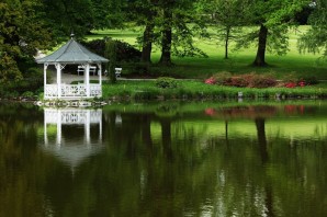 Красивый парк с озером