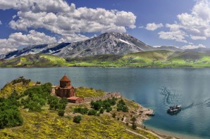 Горное озеро в армении