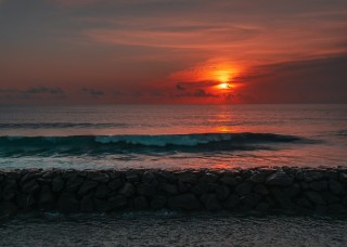 Море камни закат
