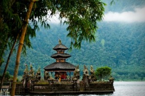 Храм на озере бали