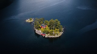 Остров на озере