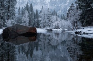 Замерзшее озеро в лесу