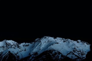 Снежные горы ночью