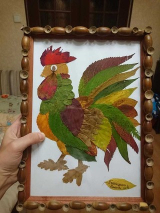 Петушок из листьев поделка