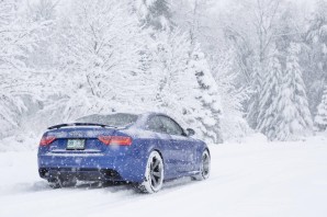 Машина на зимнем фоне