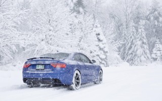 Машина на зимнем фоне