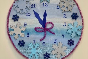 Зимняя поделка часы