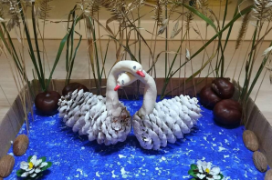 Поделка лебеди на озере