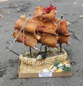 Осенняя скульптура из природного материала