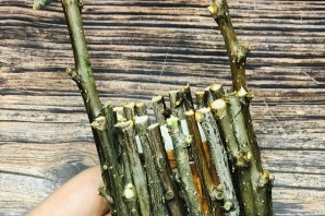 Колодец из веток поделка