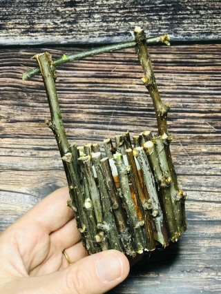 Колодец из веток поделка