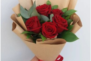 Красные розы в упаковке