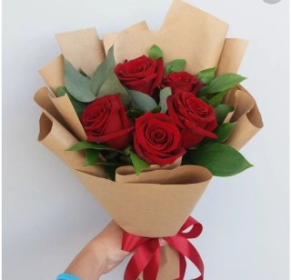 Красные розы в упаковке