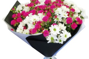 Букет из кустовой розы и хризантемы