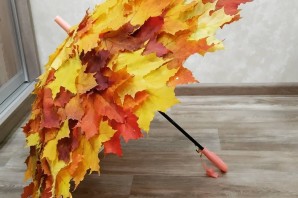 Зонтик обклеенный листьями