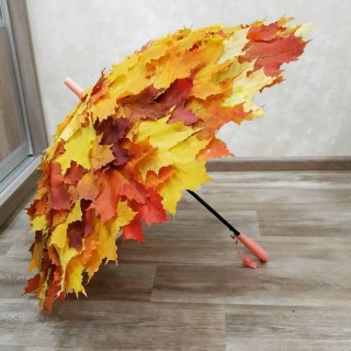 Зонтик обклеенный листьями