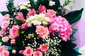 Красивые букеты из роз и хризантем