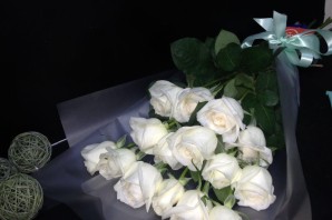 Букет ночных белых роз с подсветкой