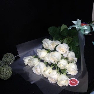 Букет ночных белых роз с подсветкой