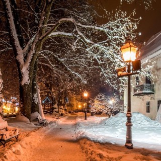 Зимняя улица вечером
