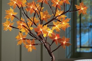 Осеннее дерево из веток и листьев