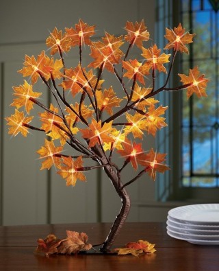 Осеннее дерево из веток и листьев