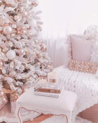 Бело розовое украшение елки