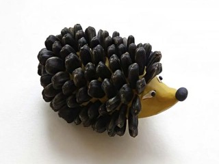 Ежик из пластилина и семечек