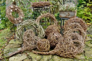 Поделки из виноградной лозы для сада