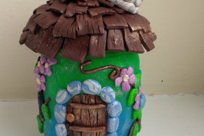 Домик из бутылки и пластилина